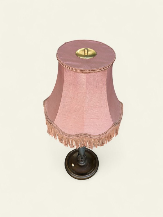 Image 1 of Vintage tafellamp Mid Century, roze kap met franjes en fijn brokaat, jaren 60/70