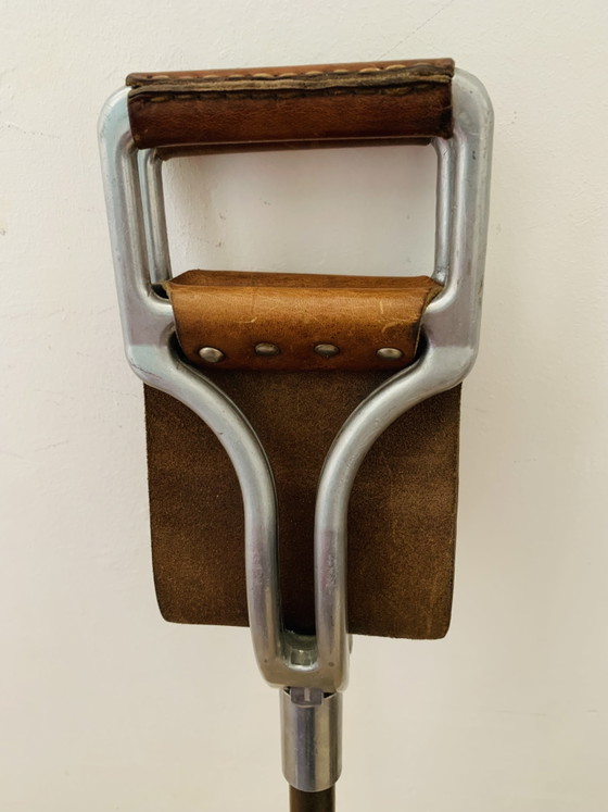Sedile a Bastone Antico, Cuoio Goffrato Intrecciato e Rivetti in Ottone – Oggetti decorativi, Wood, Leather (photo 3 of 15)