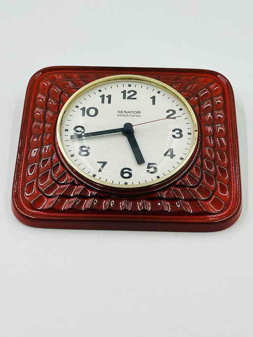 Orologio da parete vintage Senator, in ceramica smaltata rossa, anni '70.
