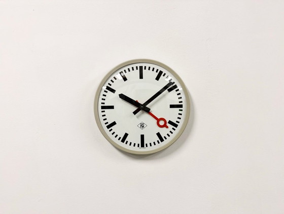 Image 1 of Grijze industriële wandklok uit Tennessee, jaren 60.