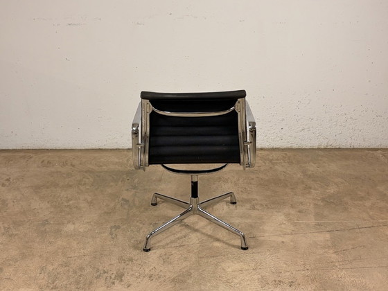 Image 1 of Sedia Vitra in alluminio EA 108, progettata da Charles e Ray Eames.
