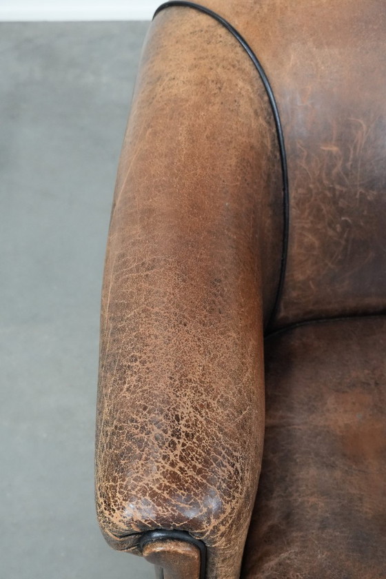 Image 1 of Robusta poltrona club vintage in pelle di pecora con una splendida patina