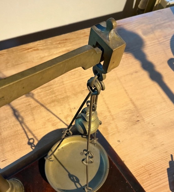 Image 1 of balances en cuivre de magasin d'antiquités