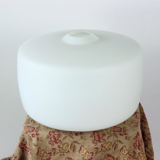 Enorme scudo in vetro opalino bianco, Cecoslovacchia, anni '60