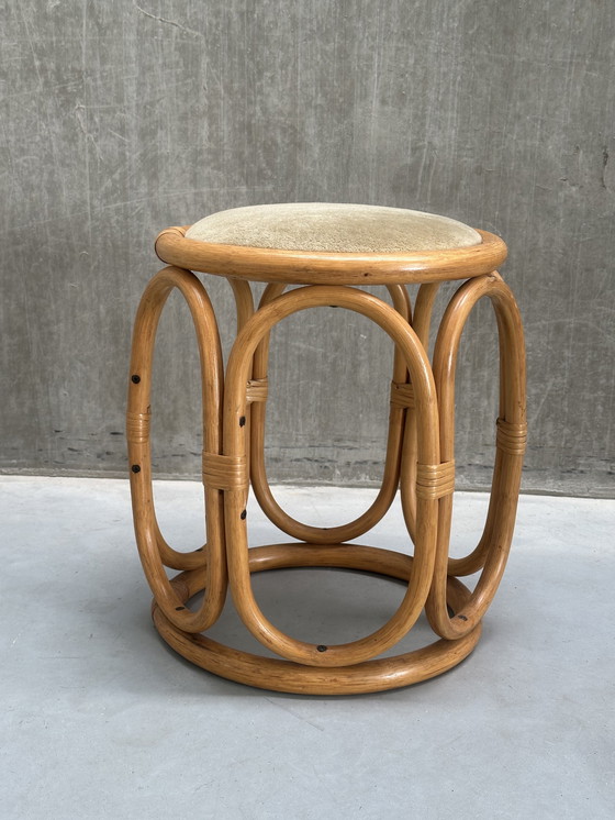 Image 1 of Tabouret vintage en rotin avec assise en velours