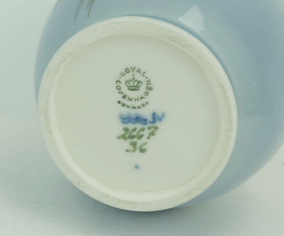 Image 1 of VASO vintage in porcellana Royal Copenhagen con decorazioni floreali modello 2667 36