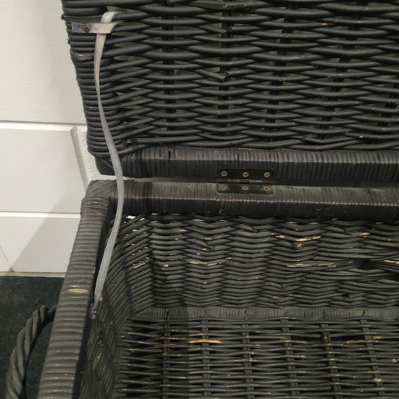 Image 1 of Brede en grote vintage/retro rieten/rotan opbergmand (1.2 meter breed)