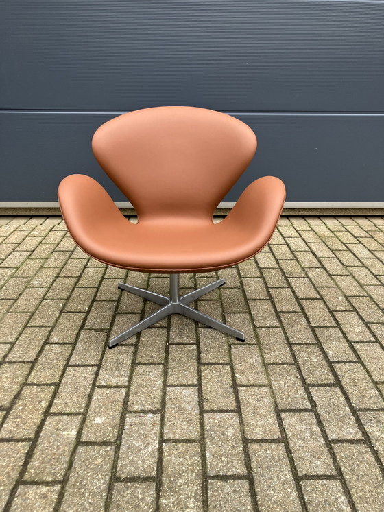 Image 1 of 3 sillas Swan de Fritz Hansen, de cuero color coñac, ¡en perfecto estado!