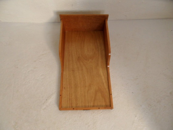 Image 1 of Mostrador antiguo con vitrina de tienda.