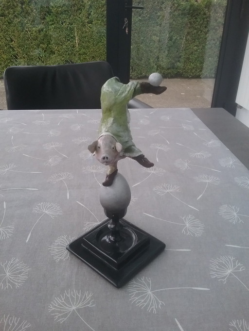 Beeldje dansend varken van kunstenaar Eugène Peters  Er is Maar 1 van gemaakt met de hand geschilderd 