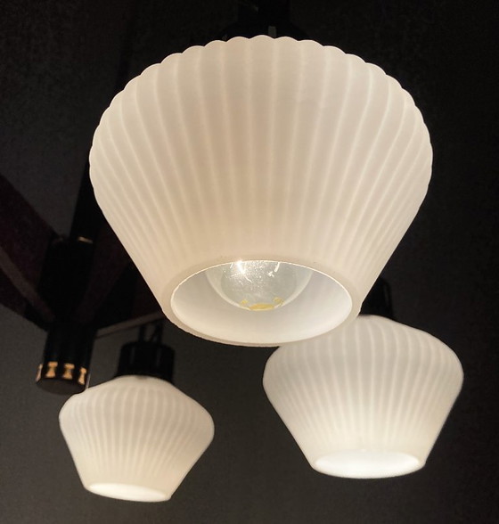 Image 1 of Lampadario italiano d'epoca in teak, ottone e vetro opalino