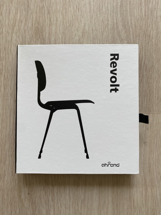 Image 1 of Miniatuur stoel Revolt (Hay) 