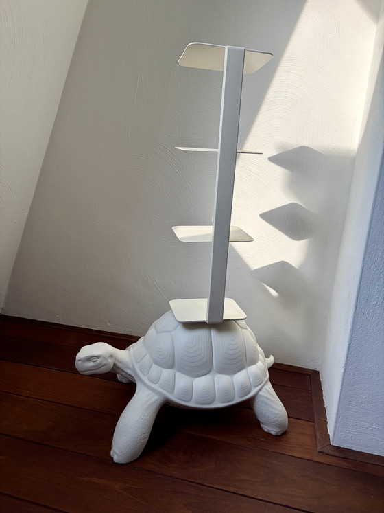 Image 1 of Qeeboo Turtle Draagboekenkast – Wit