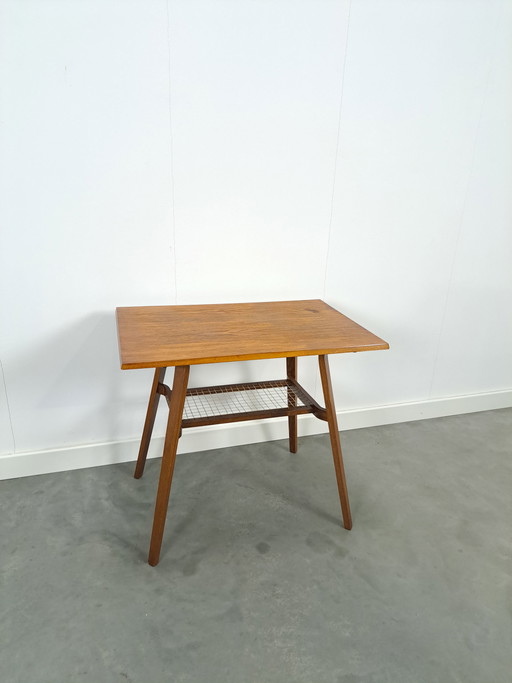 Table design Drevopodnik avec filet en plastique