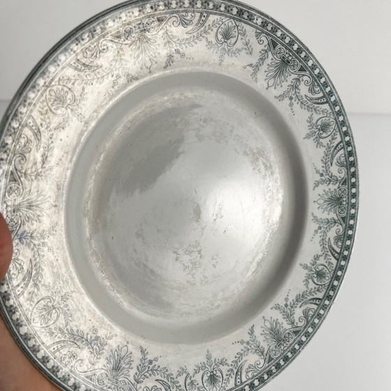 Image 1 of Plato de presentación con pie, de loza, modelo "Wilbur", Moulins des loups, finales del siglo XIX - principios del siglo XX.