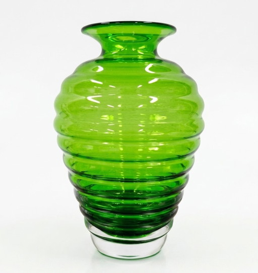 Vaso antico in vetro verde, stile Art Nouveau, soffiato a mano.