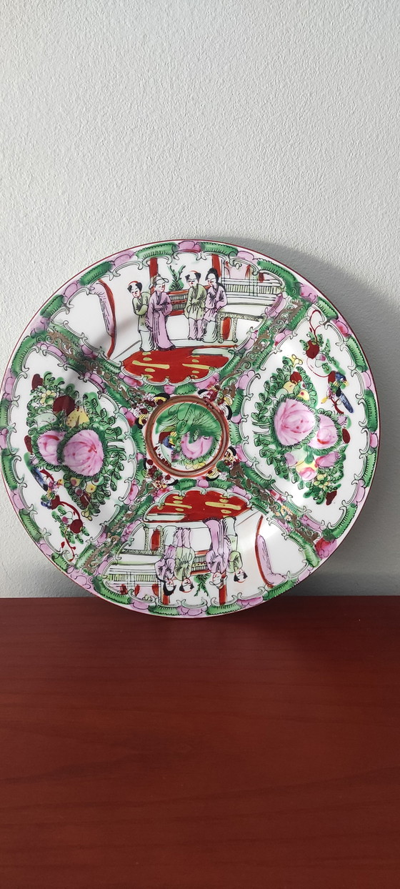 Image 1 of Assiette murale vintage chinoise en porcelaine « médaillon de rose » – Milieu du XXe siècle