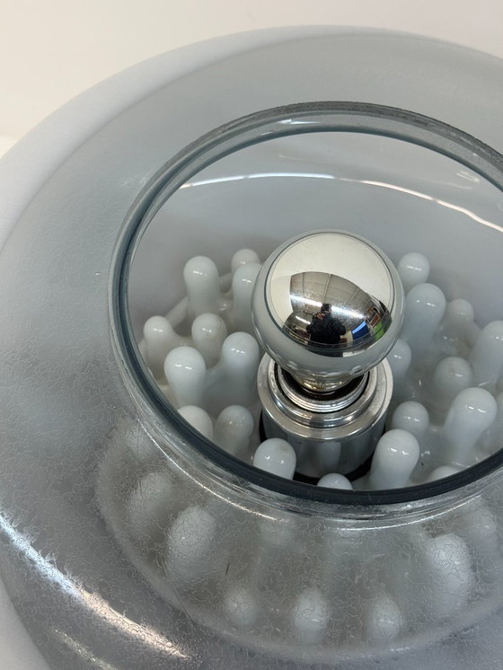 Image 1 of Lampe sphérique italienne vintage en verre de Murano, de style futuriste.