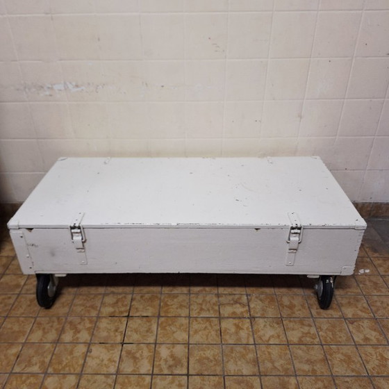 Image 1 of Weiße Holzkiste auf Rädern