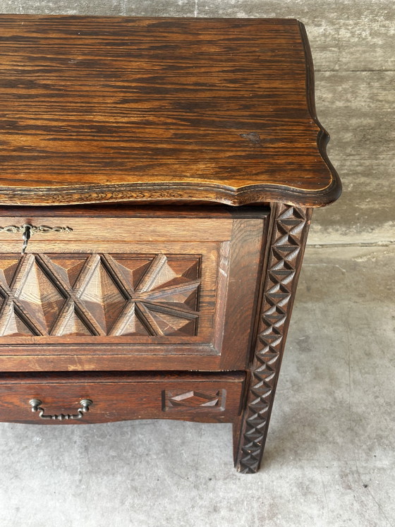 Pequeño armario de almacenamiento de roble tallado – Circa 1930 – Fabrication Artisanale debut XX e s (photo 15 of 15)