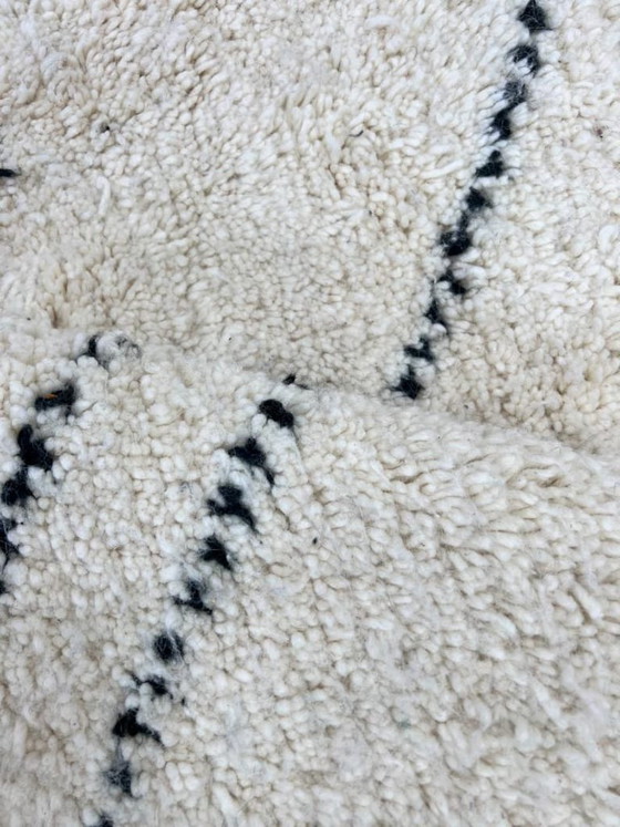 Image 1 of Handwoven Berber rug, natural Moroccan craftsmanship, 2/3 m