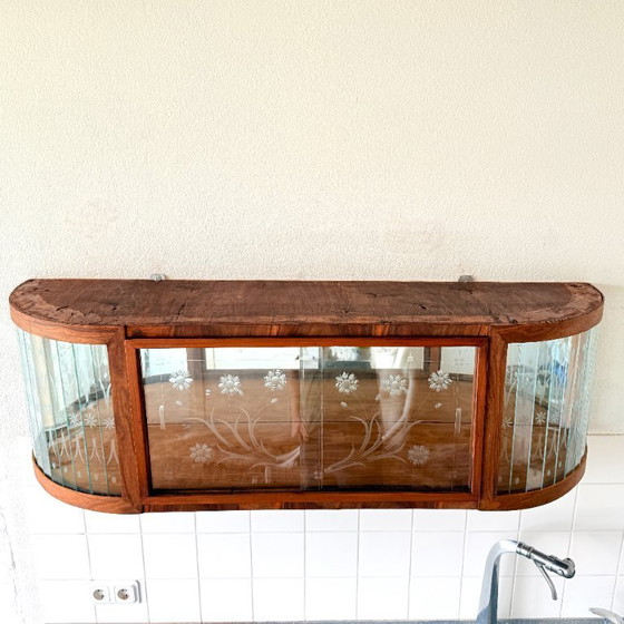 Image 1 of Art-deco stijl hangvitrine met bloemgravure