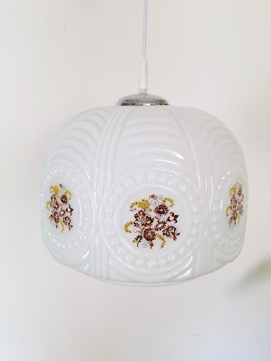 Image 1 of Lampe pendante vintage en verre opalin, lustre Mid Century Sijaj Hrastnik avec abat-jour en verre opalin