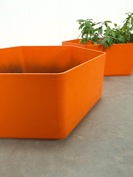 Image 1 of Maceta de plástico naranja para flores