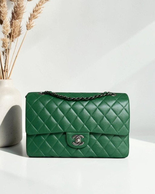 Borsa Chanel Classic Flap Medium - Caviar 25CM, trapuntata, doppia patta, verde, con finiture argentate, serie 21