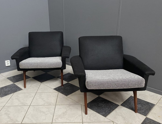 Image 1 of Set van twee zwart-witte fauteuils uit de jaren 60.
