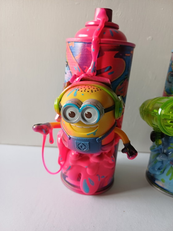 Image 1 of Les Minions peuvent être de l'art pop et de rue, comme Carl, Stuart et Bob.