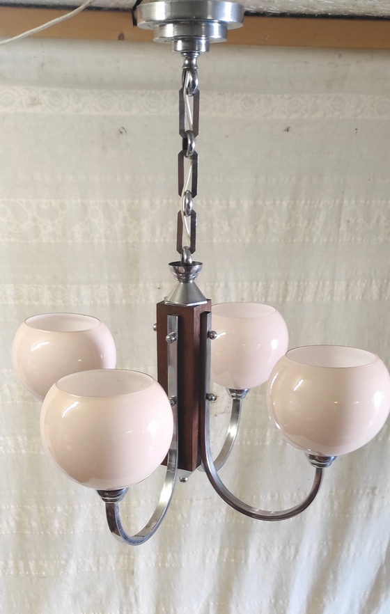 Image 1 of Lampadario Art Déco a quattro luci in metallo cromato e vetro opalino - metà del XX secolo