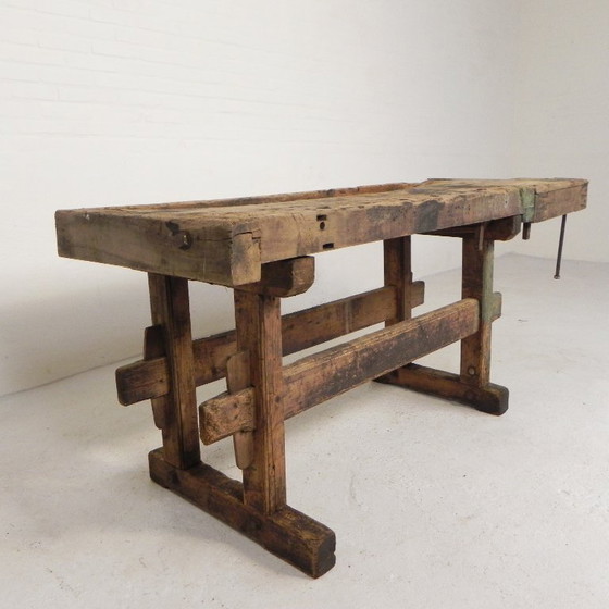 Banco de trabajo industrial de madera con tornillo de banco, 194 cm de largo, década de 1930. (photo 11 of 34)