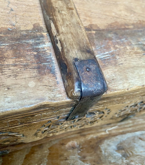 Image 1 of 19e-eeuwse mediterrane houten kist met houtsnijwerk en smeedijzeren beslag