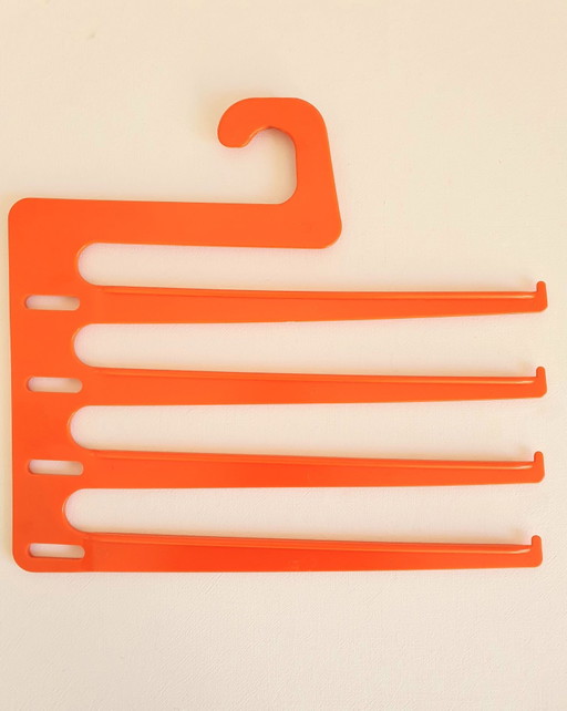 Oranje plastic kledinghanger Prisunic jaren 70