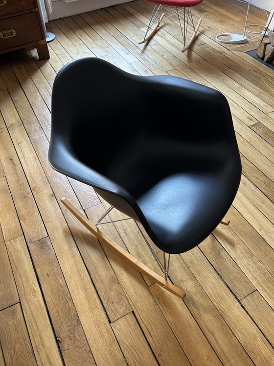 Image 1 of Authentieke Eames schommelstoel – Zwart & Hout – In zeer goede staat