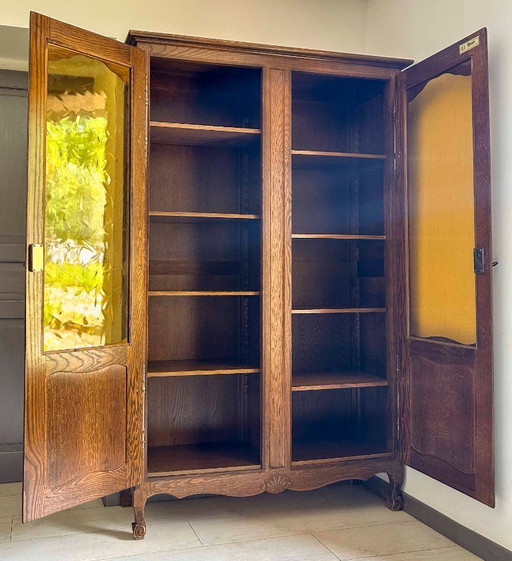 Librería con frontal de cristal en roble macizo, fabricada en Francia, Riskoff.