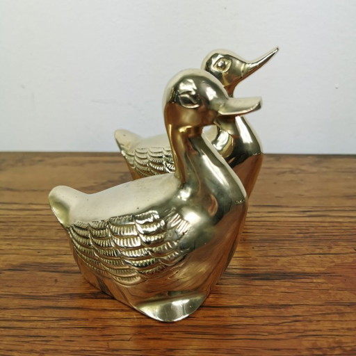 Set aus zwei Messingstatuen zweier Enten. Messingfigur