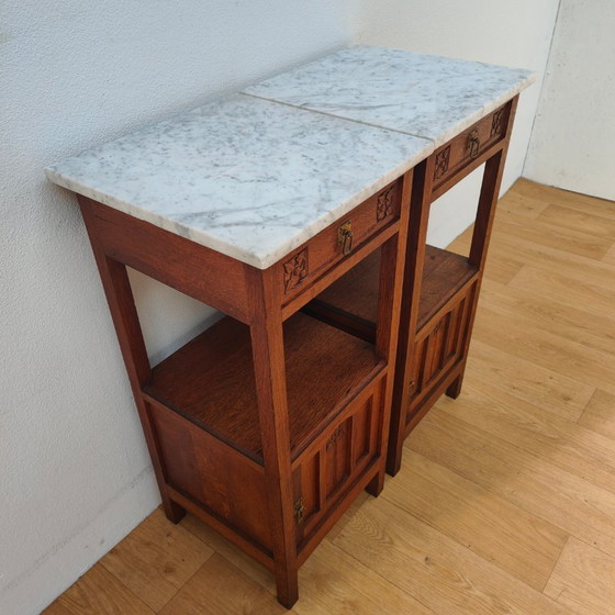Image 1 of Ensemble de tables de chevet/comptoirs anciens avec plateau en marbre. Prix de l'ensemble