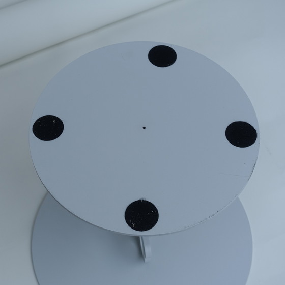 Image 1 of Mesa auxiliar Ken de Marcel Wanders para Quodes: diseño atemporal en gris claro RAL 7035