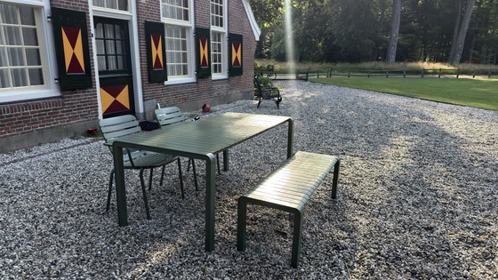 Image 1 of Zuiver Vondel tuinset groen | aluminium designset | tafel, bank en 2 stoelen