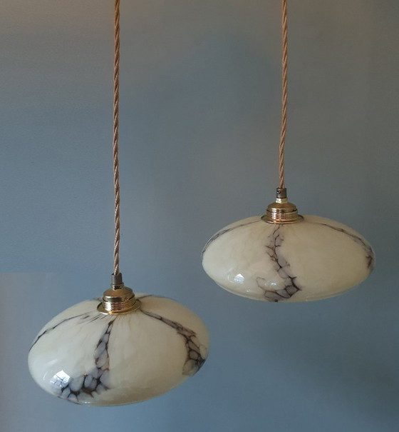 Image 1 of Ensemble de 2 lampes suspendues vintage en opaline marbrée