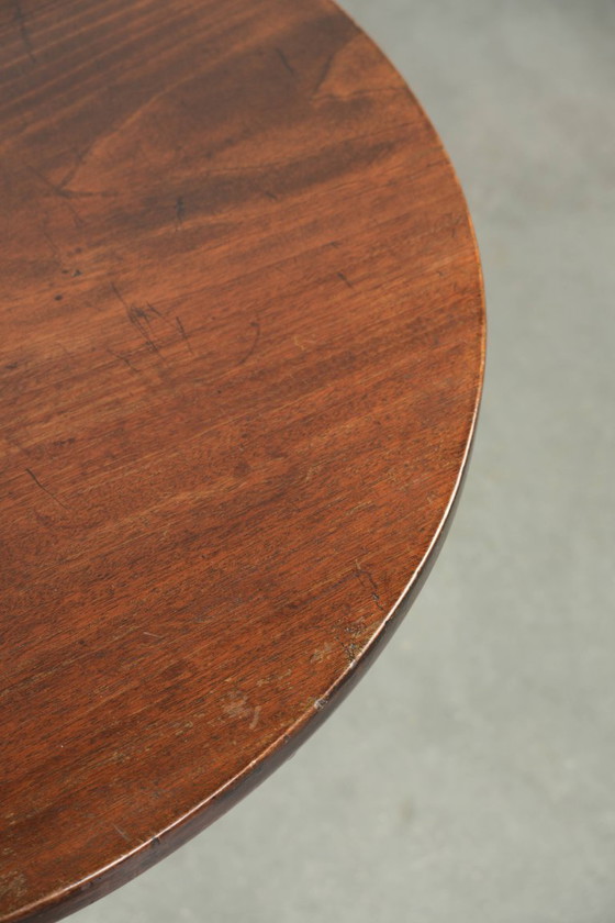 Image 1 of Ronde antieke Engelse tilt top table/ bijzettafel uit begin 19e eeuw met een prachtig patina
