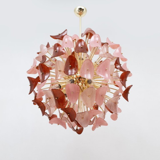 Image 1 of Italiaanse Sputnik-kroonluchter in roze en robijnrood Murano-glas en messing