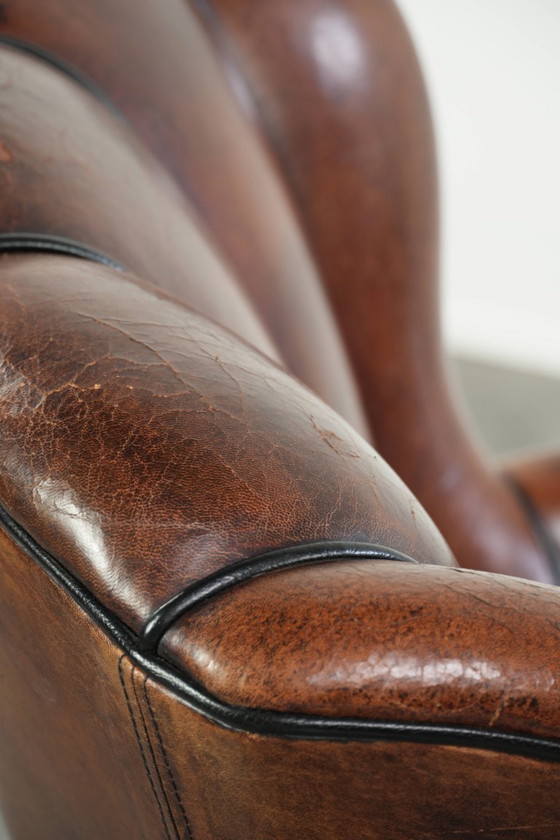 Fauteuil confortable en peau de mouton au design unique, orné d'un passepoil noir. – Leather (photo 13 of 15)