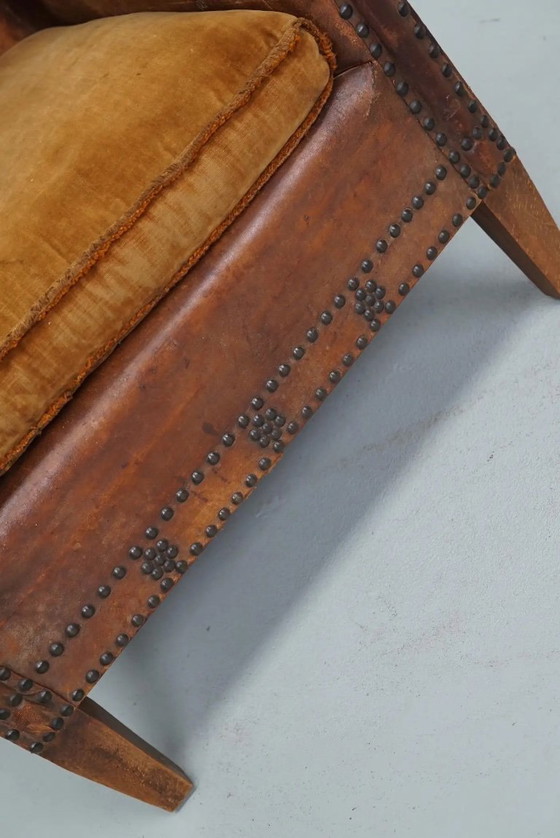 Image 1 of Antieke Franse cognackleurige leren clubfauteuil met knooprug