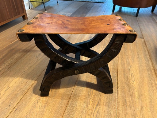 Taburete plegable francés de cuero en pino texturizado, circa 1960.