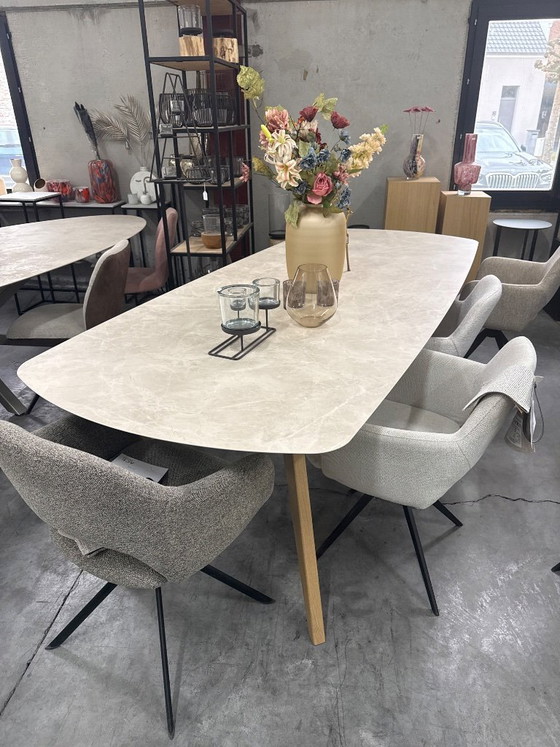 Image 1 of Mesa de cerámica de 260x110 cm con patas de roble macizo.