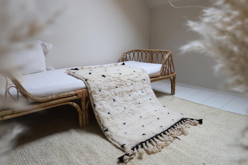 Tapis berbère Beni Ouarain – tapis marocain en laine fait main en blanc ivoire à pois noirs