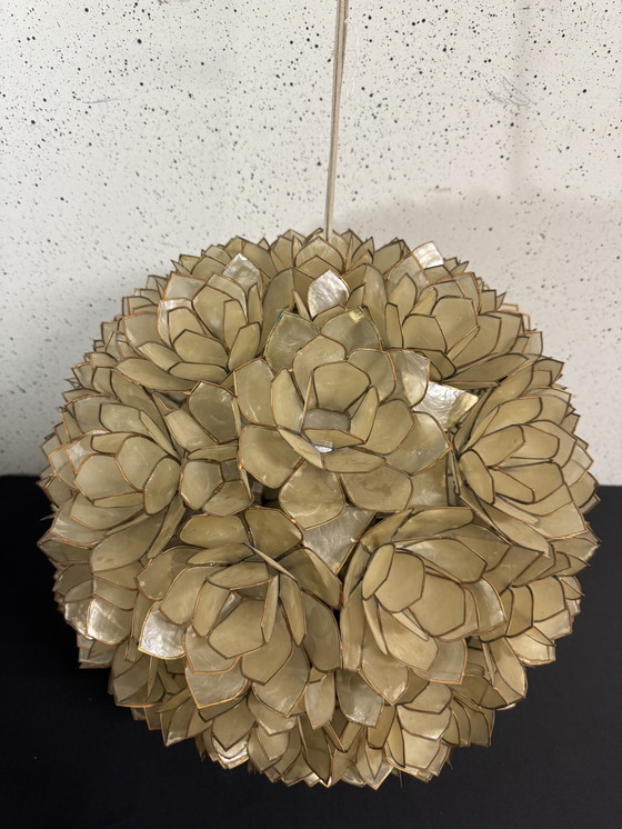Image 1 of grande lampadario vintage composto da fiori in madreperla